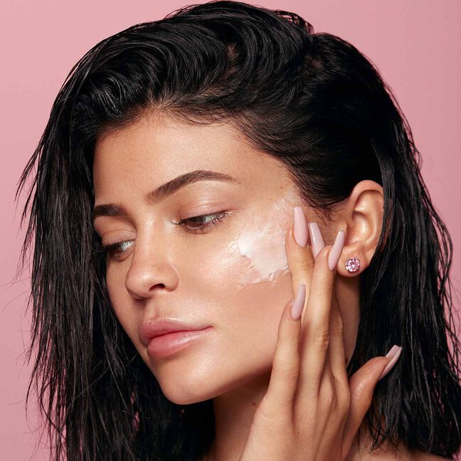 קרם לחות המסייע בשמירת הלחות בעור למשך היום